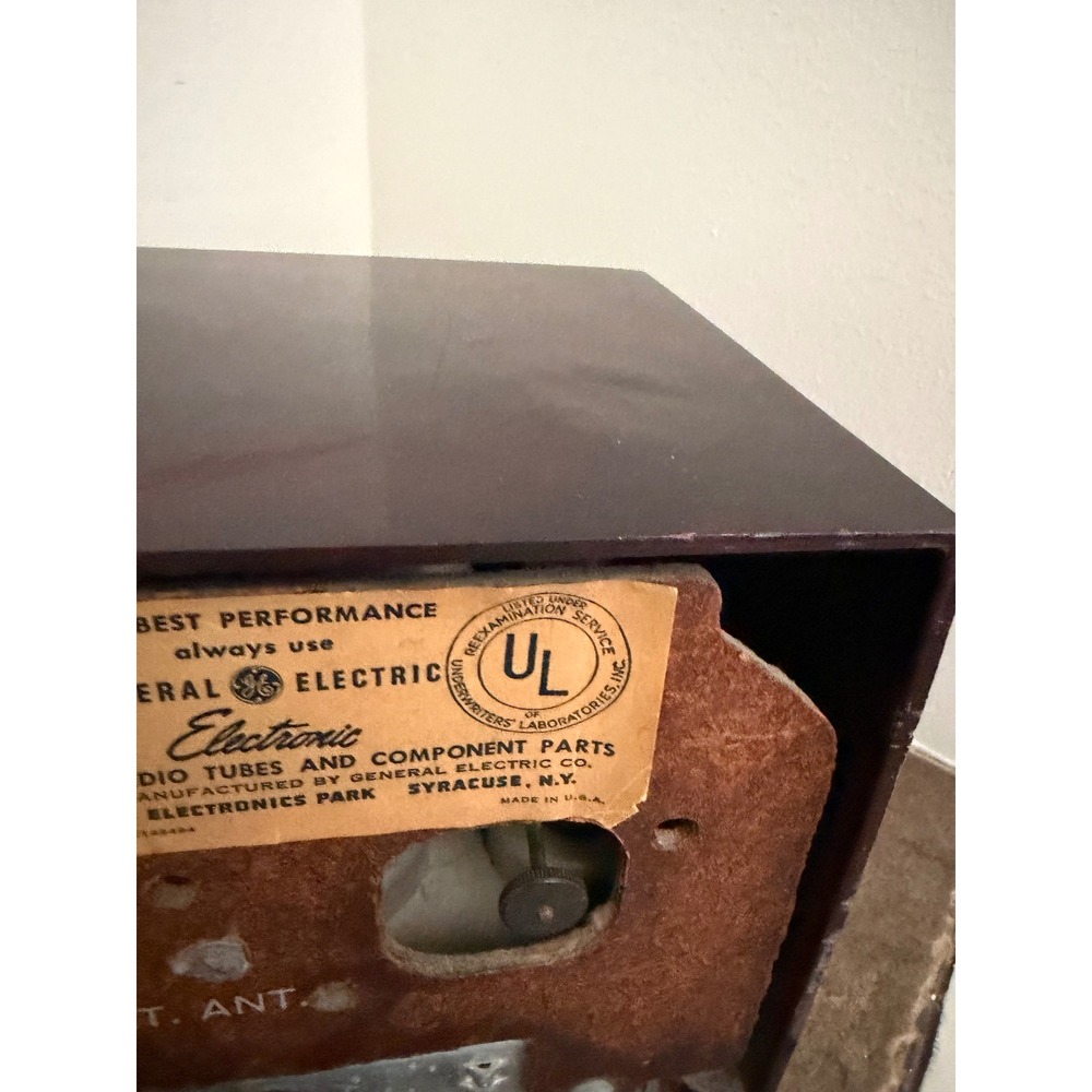 Vintage General Electric GE Model 535 Bakelite Tube Radio Alarm Clock Burgundy - Picture 6 of 11